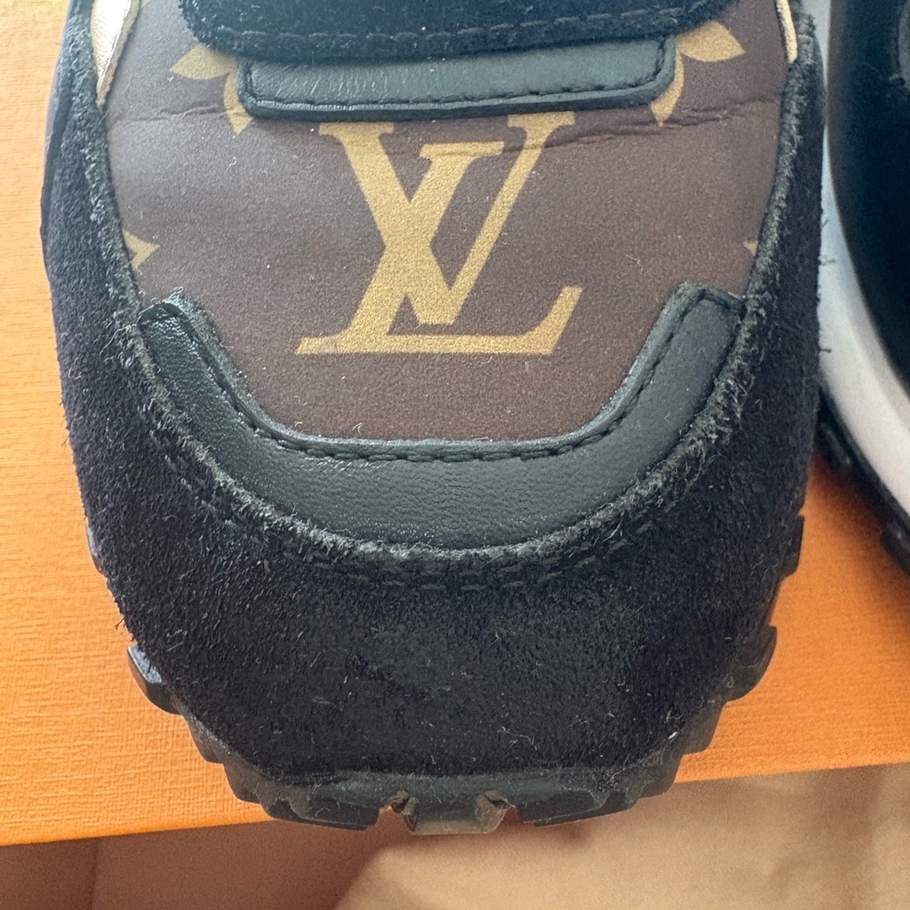 EUC- Iconic Louis Vuitton Runaway model Monogram Sneaker, 7.5 - Picture 3 of 14